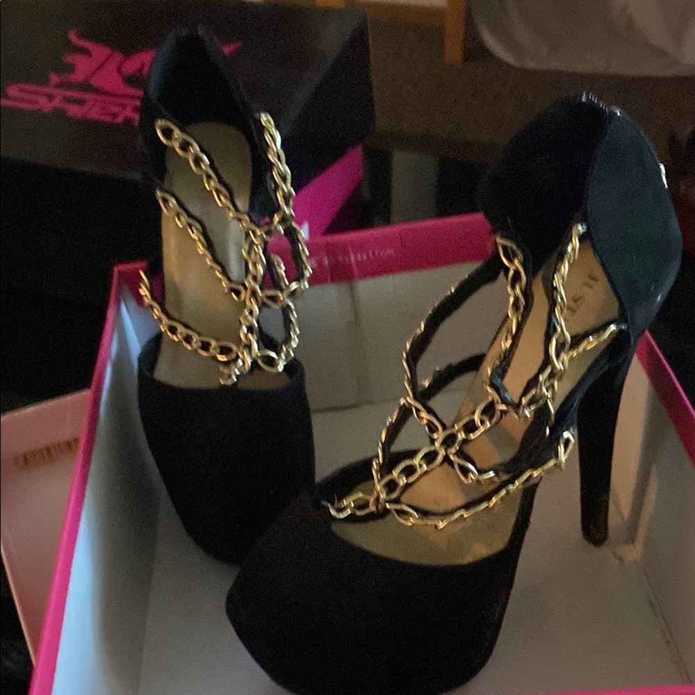 JustFab Elegant Black Heels with Gold Chain Accents